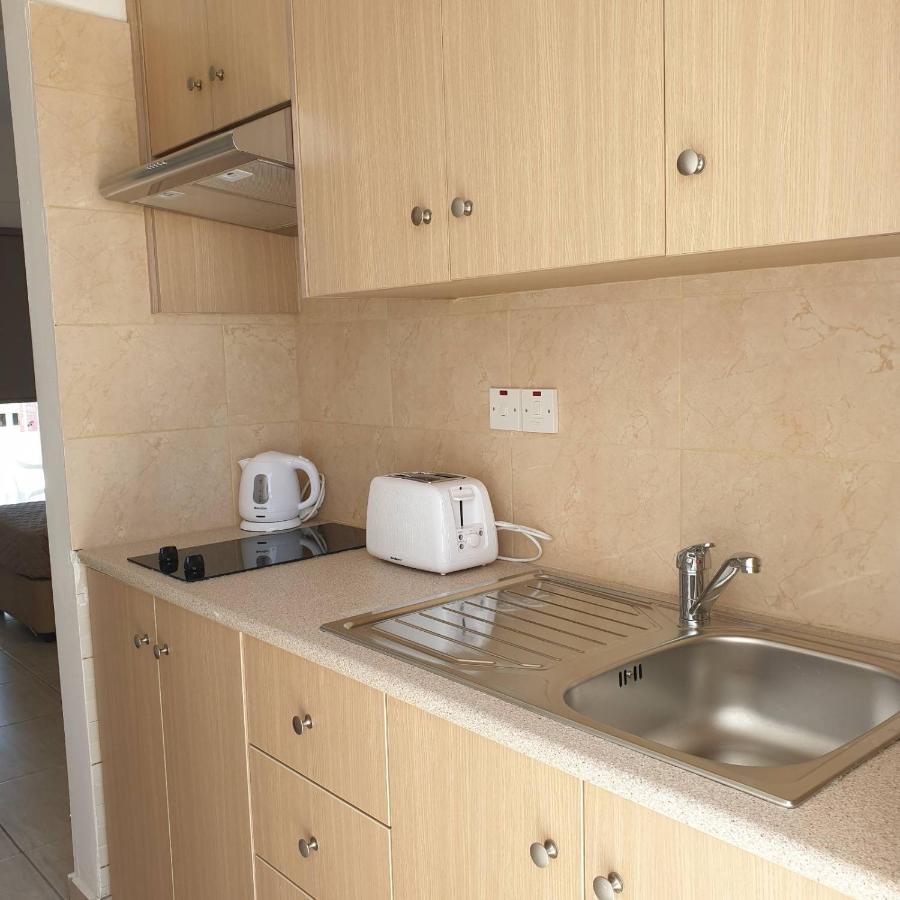 Napa Charles Apts Айя Напа Екстериор снимка